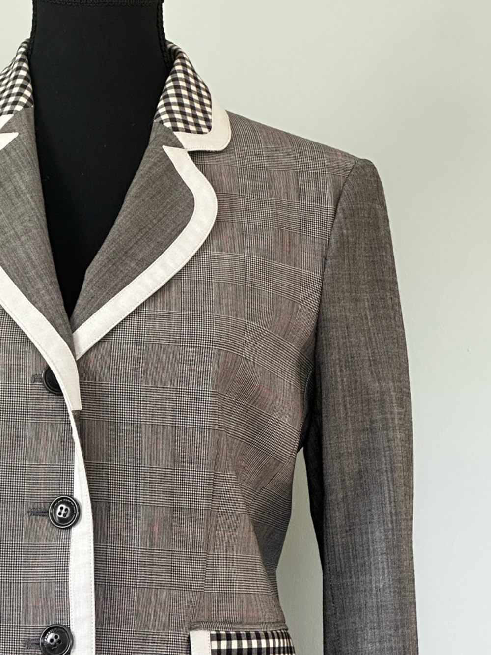Chic Vintage Moschino Gray Plaid Blazer with White Trim and Gingham Accents - Picture 6 of 15